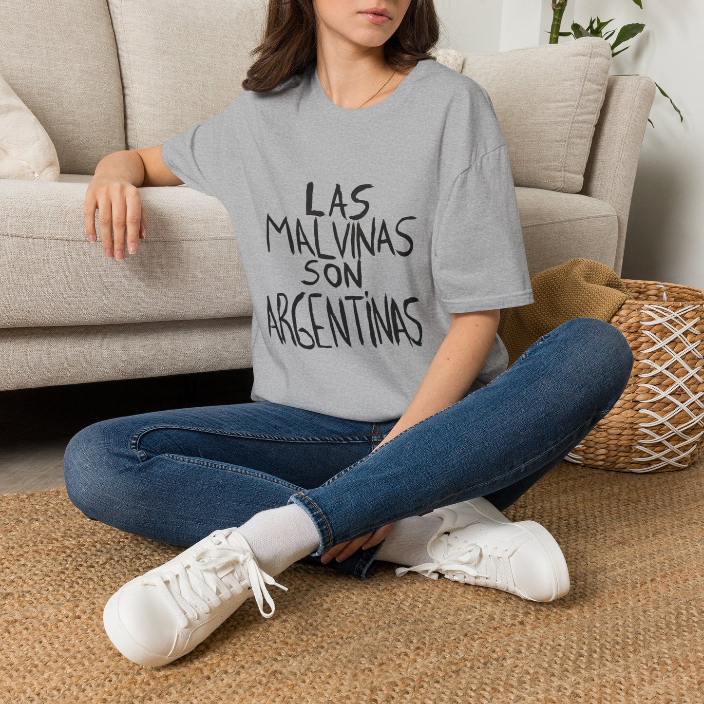 T-Shirt — "Las Malvinas son Argentinas" Patriotic Graphic Tee